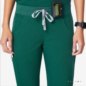 FIGS Kade Scrub Pant in Hunter Green